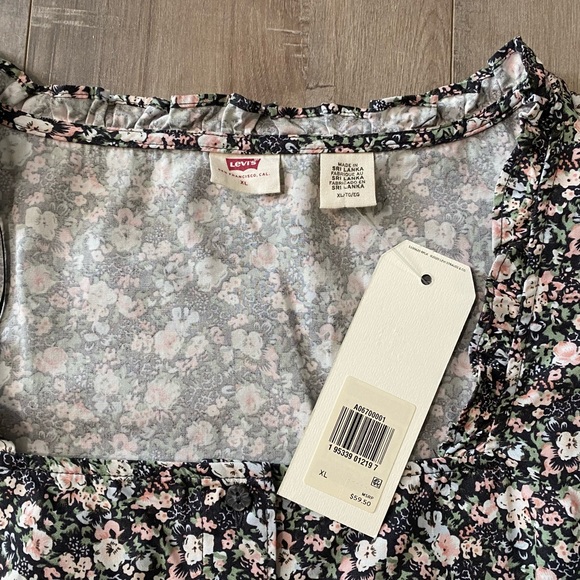 🆕NWT- LEVI’S FLORAL CROP TOP. BRAND NEW WITH TAGS. (Best offer$) - Picture 4 of 6